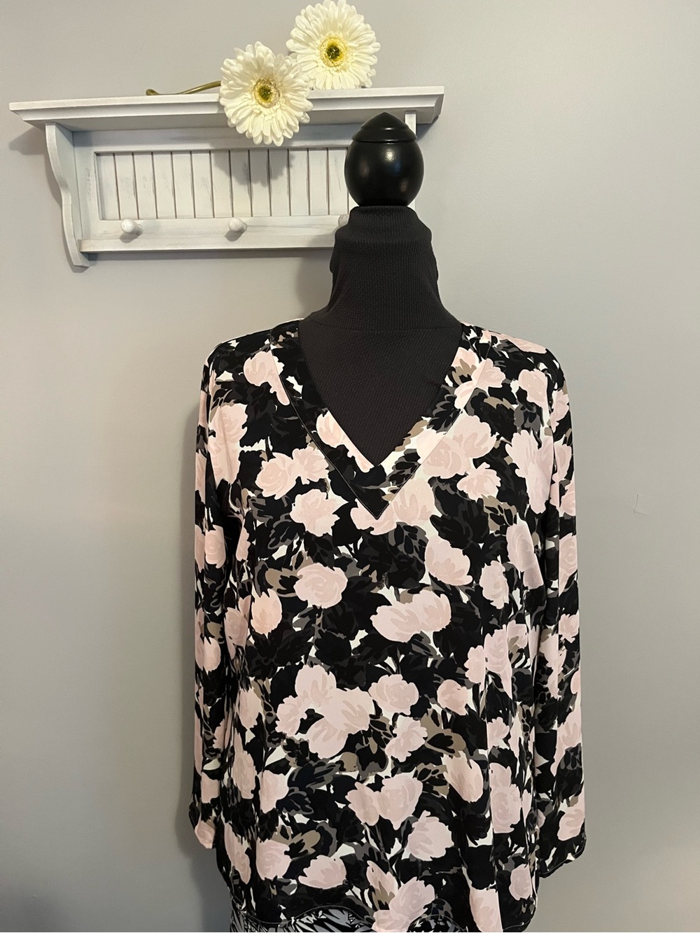 ANN TAYLOR Floral V-Neck Blouse in Black & Light Pink EUC